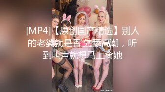 空城原创花裙小少妇和家人一起逛公园性感蕾丝透明粉内包裹肥臀肥臀一览无遗臀缝清晰可见，非常诱惑